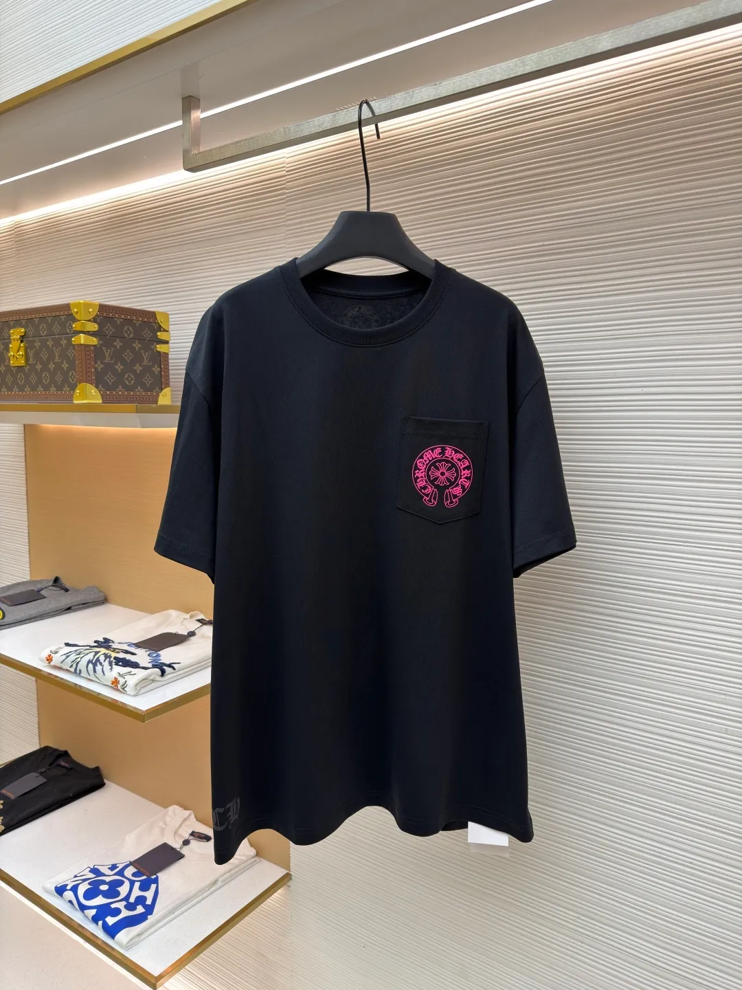 Chrome Hearts horseshoe pink T-shirt ●Item number: 1682508-X85 ●Fabric: cotton fabric ●Technology: hand-printed with ink ●Color: black ●Version: loose fit ●Weight: about 290 grams ●Size: S-M-L ●Description: This Chrome Hearts pocket printed short-sleeves are made of high-count double yarn cotton, with a weight of 320g. The fabric has been pre-washed to achieve a soft and skin-friendly touch. At the same time, it avoids shrinkage and fading problems from the root, and maintains a crisp shape after long-term wear. The body adopts seamless cylinder weaving technology, and there are no seams on the sides, so there is no sense of restraint when worn. The shoulders are classic dropped shoulders, and the loose body shape is suitable for all kinds of body shapes. The rose-red totem print on the left breast pocket is made of imported environmentally friendly slurry and produced through a high-precision screen printing process. The printing has clear layers and saturated colors, and it is not easy to crack or fall off after repeated washing. The neckline adopts a double-needle reinforced hemming design and is paired with a customized threaded collar, which is durable and not easily deformed. The overall wiring follows luxury craftsmanship standards, and the stitching is even and fine. Every detail demonstrates ingenuity. Customized hardware and accessories are complete with three logos, restoring the classic texture of the brand. The overall wiring is straight and delicate, the fabric is comfortable and soft, and the color is consistent without color difference. It can be matched with the same style to create a fashionable look and control various occasions. Customized accessories, complete with three standards, same style for men and women!